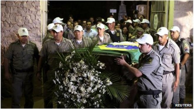 Эксгумированные останки бывшего президента Бразилии Жоао Гуларта вывезены с кладбища Жардим-да-Пас в Сан-Борха 14 ноября 2013 года