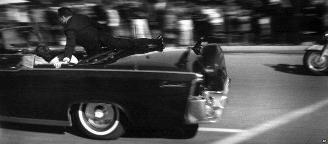 Лимузин JFK сразу после стрельбы
