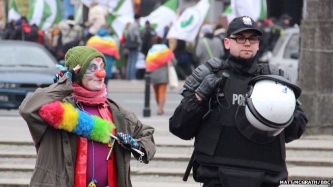 Протестующие и полиция в Кракове