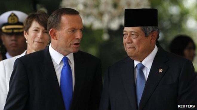Фото из архива: Премьер-министр Австралии Тони Эбботт (слева направо) беседует с президентом Индонезии Сусило Бамбангом Юдхойоно в президентском дворце в Джакарте 30 сентября 2013 г.