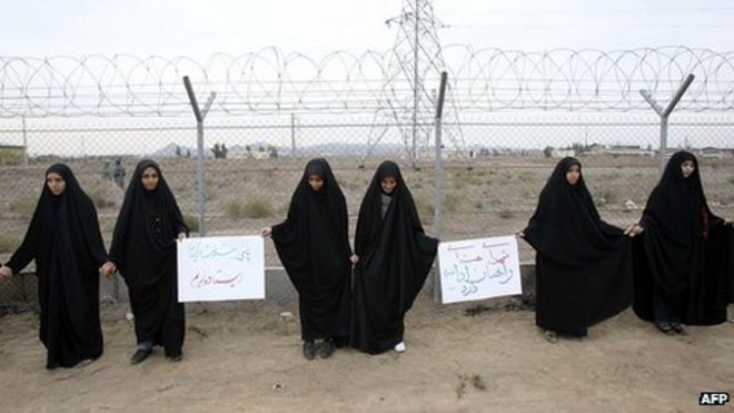 У иранских студентов формируется человеческая цепь за пределами Fordo Uranium Conversion Facility в Куме. 19 ноября 2013 г.