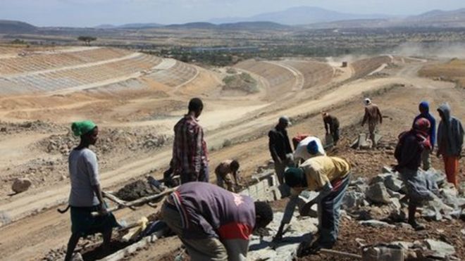 Рабочие, работающие на новой железнодорожной линии в Эфиопии