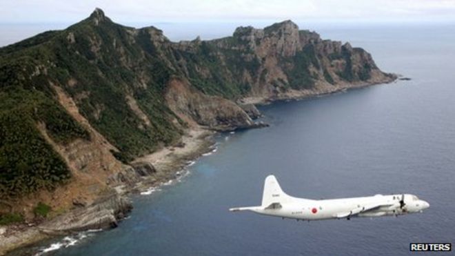 Фото из архива: самолет наблюдения Японских морских сил самообороны облетает спорные острова в Восточно-Китайском море, 13 октября 2011 г.