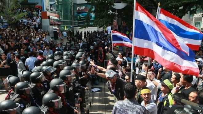 Антиправительственные протестующие возле штаб-квартиры партии Pheu Thai премьер-министра Йинглука Шинаватры в Бангкоке (29 ноября 2013 года)