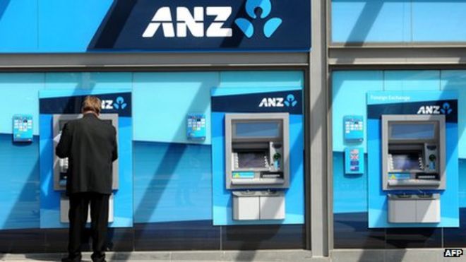 Клиент, пользующийся банкоматом ANZ