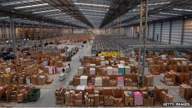 Распределительный центр Amazon с множеством коробок