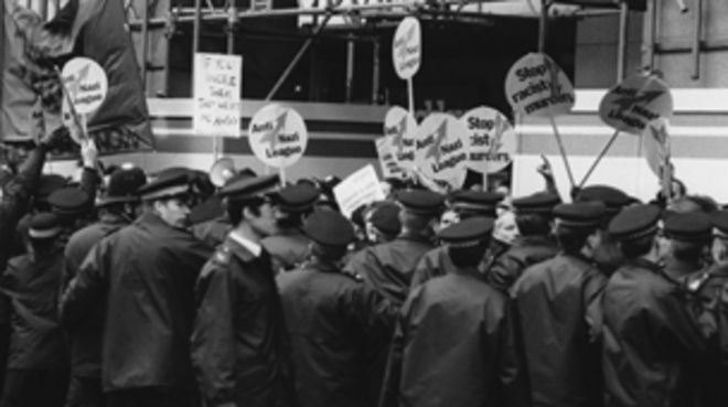 Полиция принимает участие в митинге АНЛ в 1993 году