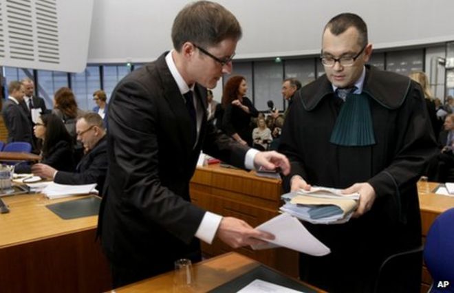 Адвокаты Миколай Петржак (справа) и Падрейг Хьюз (слева) в Страсбургском суде, 3 декабря 13
