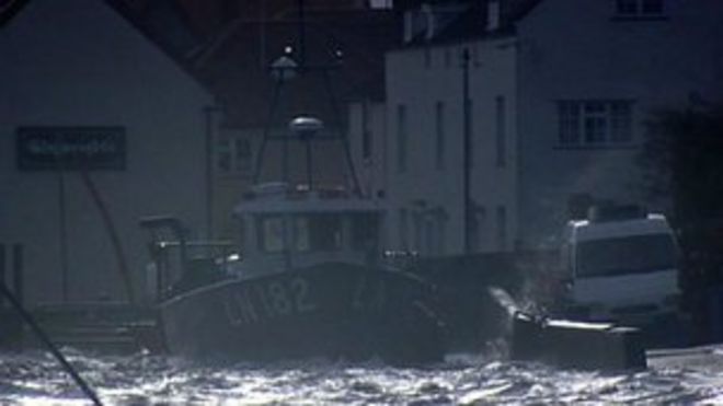 Наводнение в Уэльсе, рядом с морем, Норфолк