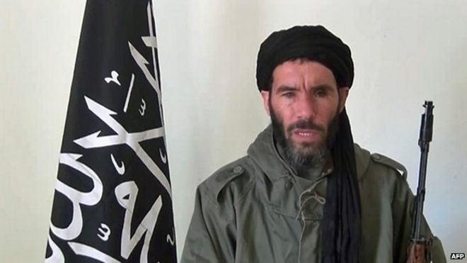 По сообщениям, недатированный снимок с видео, полученного мавританским информационным агентством ANI, демонстрирует «Аль-Каиду» в эмире Исламского Магриба (AQIM) Мохтаре Белмохтаре
