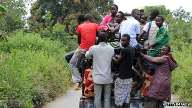 Жители города Дамара, в 75 км к северу от Банги, покидают регион в Банги 3 декабря 2013 года.