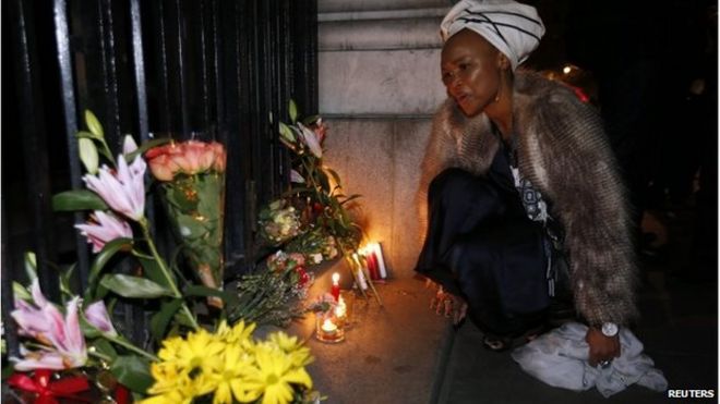 Лунги Моррисон, внучка архиепископа Десмонда Туту, на мемориале в Лондоне (6 декабря 2013 г.)