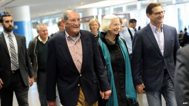 Ветеран Корейской войны Меррилл Ньюман (C-L), 85 лет, гуляет со своей женой Ли (C-R) и сыном Джеффом (R) после прибытия в международный аэропорт Сан-Франциско 7 декабря 2013 года после его освобождения из-под стражи в Северной Корее