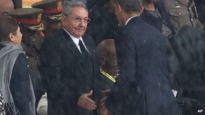 Президент США Барак Обама обменивается рукопожатиями с президентом Кубы Раулем Кастро на стадионе ФНБ в Соуэто, Южная Африка 10 декабря 2013 года