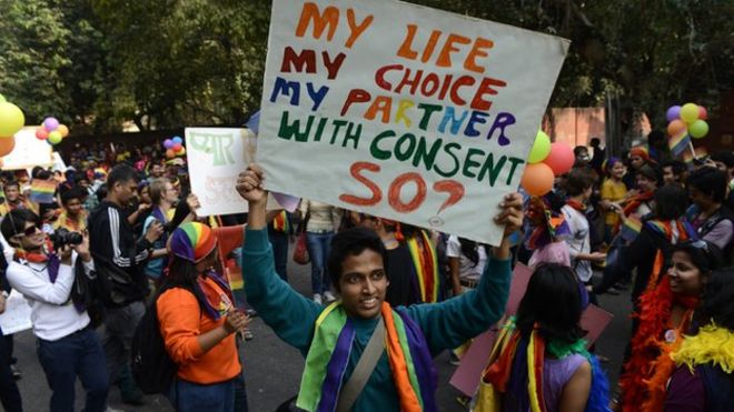 Члены сообщества лесбиянок, геев, бисексуалов, трансгендеров (ЛГБТ) и их сторонники принимают участие в 5-м параде в Дели в Нью-Дели 25 ноября 2012 года.