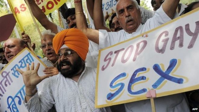 Национальные активисты «Акали дал» держат плакаты и выкрикивают лозунги во время протеста против решения индийского суда о декриминализации однополого секса в Нью-Дели 5 июля 2009 года