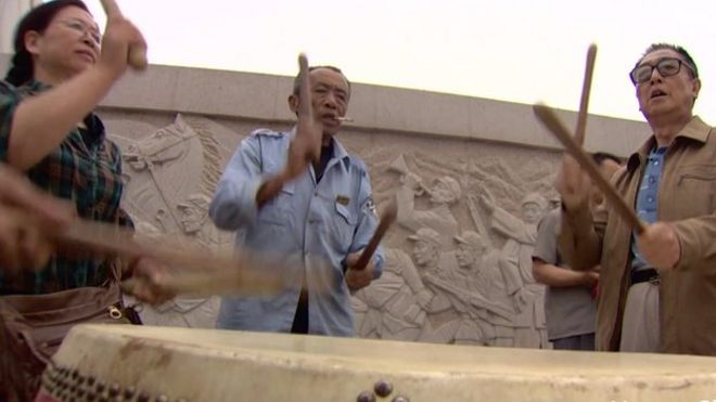 Барабанщики отбивают ритм для танцующих бабушек в Китае