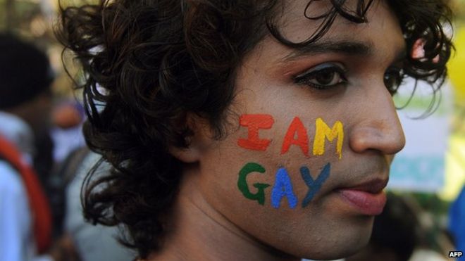 Участник митинга гей-прайда в Индии