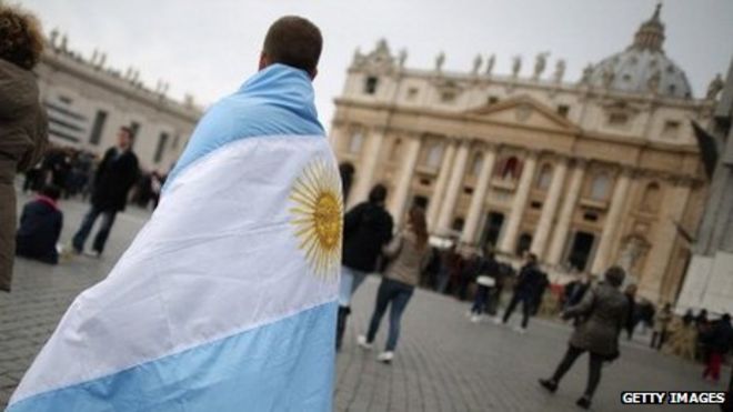 Мальчик гуляет по площади Святого Петра в драпировке под флагом Аргентины