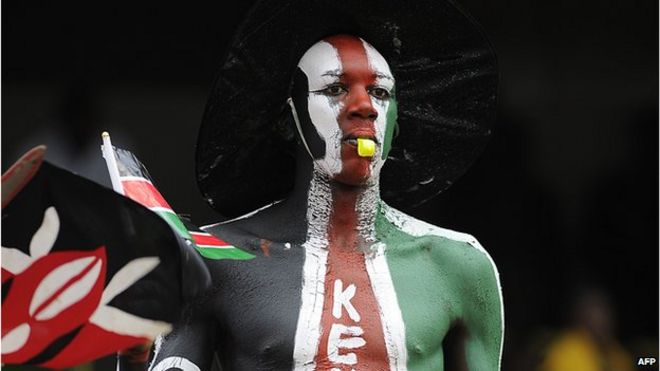 Человек, окрашенный в цвета кенийского флага на праздновании 50-летия