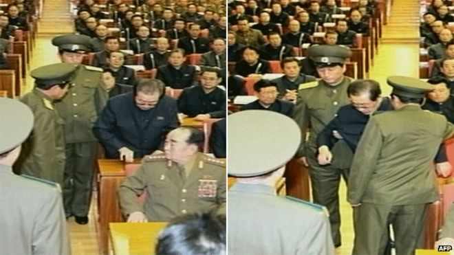 Сообщается, что Чан Сон-Тхэк (С) был вытащен из своего кресла двумя полицейскими во время встречи в Пхеньяне