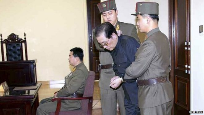 Чанг Сонг Тхэк, руки которого связаны веревкой, был втянут в суд персоналом в форме 12 декабря 2013 года на этой фотографии, опубликованной в «Родонг Синмун» 13 декабря 2013 года и выпущенной Йонхапом