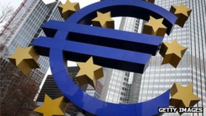 Логотип евро перед Европейским центральным банком (ЕЦБ) во Франкфурте