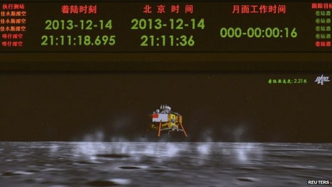 Гигантский экран в Пекинском центре аэрокосмического управления в Пекине показал анимированное изображение посадки модуля на Луну