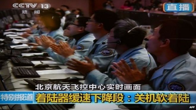 Ученые отпраздновали в центре управления в Пекине после приземления первого лунного ровера Чина