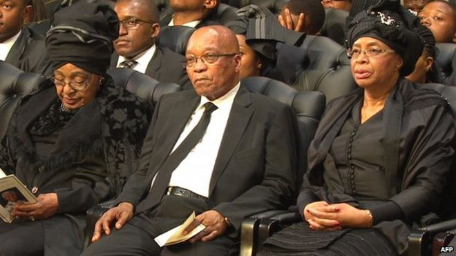 Президент Джейкоб Зума сидел между вдовой Нельсона Манделы Гракой Машел и его бывшей женой Винни Мадикизела-Манделой