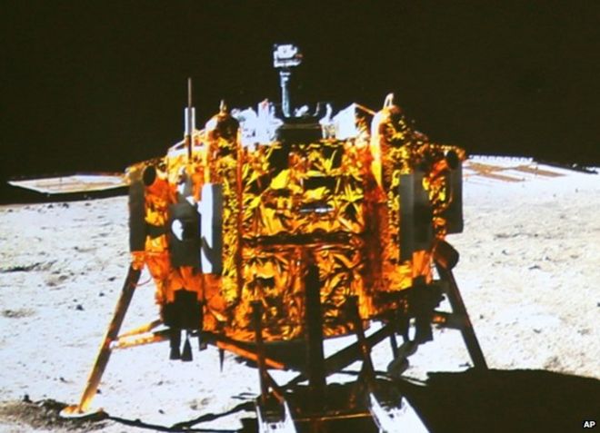 Лунный зонд, вид с ровера, на снимке, выпущенном Китаем 15 декабря