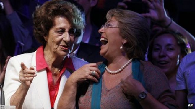 Мишель Бачелет (справа) смеется со своей матерью, Анжелой Херией, во время митинга в Сантьяго 15 декабря 2013 года