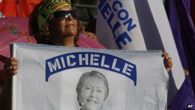 Сторонник кандидата в президенты Мишель Бачелет держит флаг во время предвыборной кампании в Сантьяго 12 декабря 2013 года