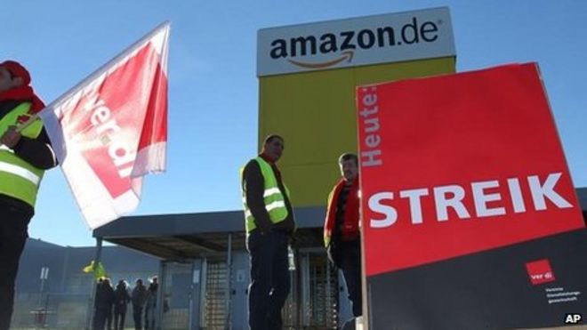 Сотрудники Amazon бастуют перед логистическим центром в Грабене, недалеко от Аугсбурга, Германия