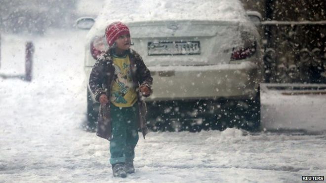 Ребенок гуляет во время снегопада в думском районе Дамаска (13 декабря 2013 г.)