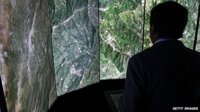 Человек смотрит на изображения Google Earth