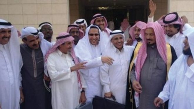 Саудовские правозащитники собираются возле здания уголовного суда Эр-Рияда после слушания по делу других активистов Абдуллы аль-Хамида и Мухаммеда аль-Катани. Сулейман аль-Расуши (второй справа), Мухаммед аль-Катани (третий справа), Валид Абу аль-Хайр (в центре, четвертый справа) и Абдулла аль-Хамид (пятый справа)