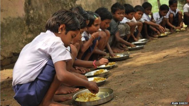 Полуденные блюда подаются даже в самых бедных и недоступных деревнях страны, таких как деревня Харонибазар Грам Панчаят в районе Думка, Джаркханд.