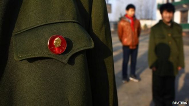 Студент носит пуговицу Мао Цзэдуна во время церемонии в городе Ситун, провинция Хэнань (4 декабря 2013 г.)