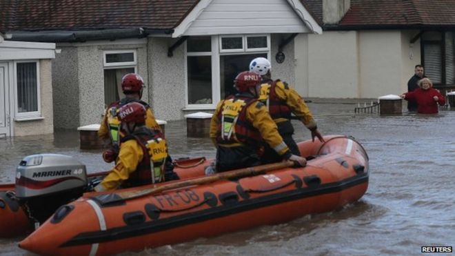 Спасатели от наводнения в Риле идут на помощь людям