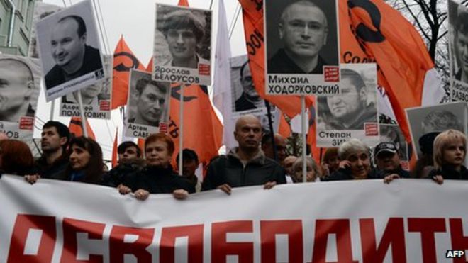 Демонстранты маршируют в Москве с призывом освободить политзаключенных (27 октября 2013 г.)