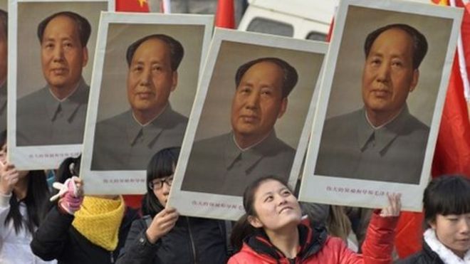 Студенты держат портреты покойного председателя КНР Мао Цзэдуна во время памятного мероприятия, которое состоится 26 декабря 2013 года, в ознаменование 120-летия со дня рождения Мао, в кампусе университета в Тайюане, провинция Шаньси, 21 декабря 2013 года.