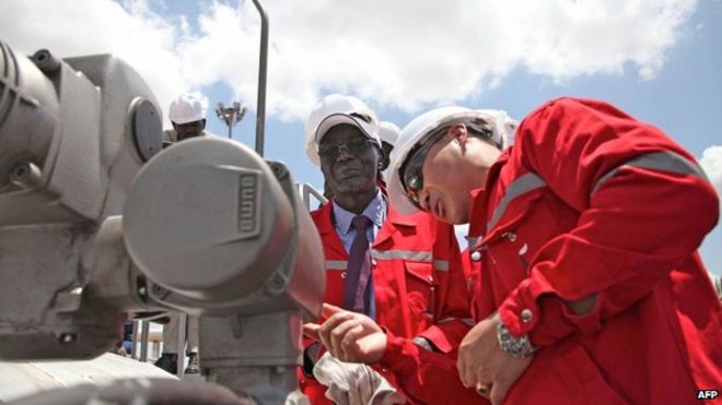 Министр нефти и горнодобывающей промышленности Южного Судана готовится нажать кнопку, которая возобновит добычу нефти после 16-месячного перерыва на нефтедобывающем предприятии в Палоче в штате Верхний Нил Южного Судана 5 мая 2013 года