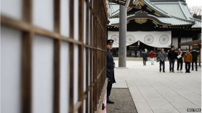 Полицейский стоит на страже у храма Ясукуни в Токио 26 декабря