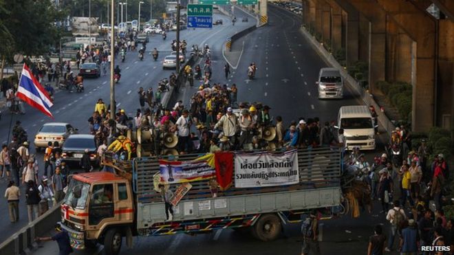 Протестующие против правительства собираются, когда они блокируют дорогу Вибхавади Рангсит после столкновений с полицией по охране общественного порядка в центре Бангкока