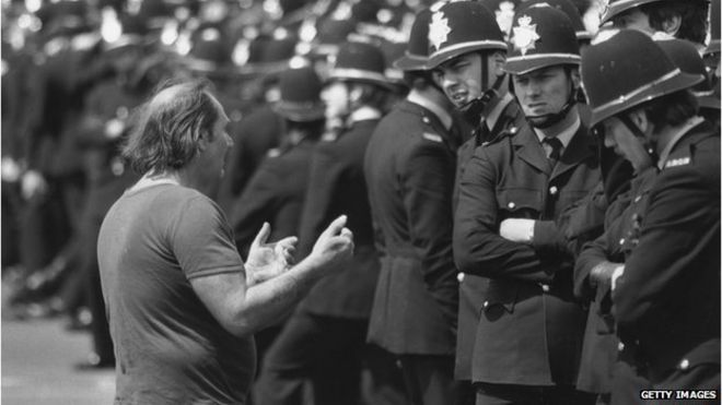 Пикет беседует с милиционерами во время забастовки шахтеров 1984 года