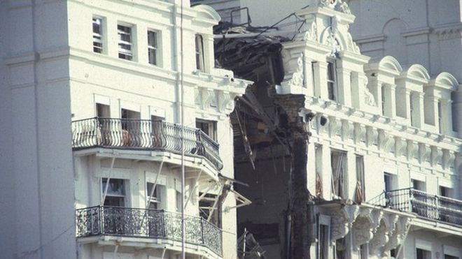 В результате взрыва бомбы в Гранд-отеле Брайтона погибли пять человек и более 30 получили ранения