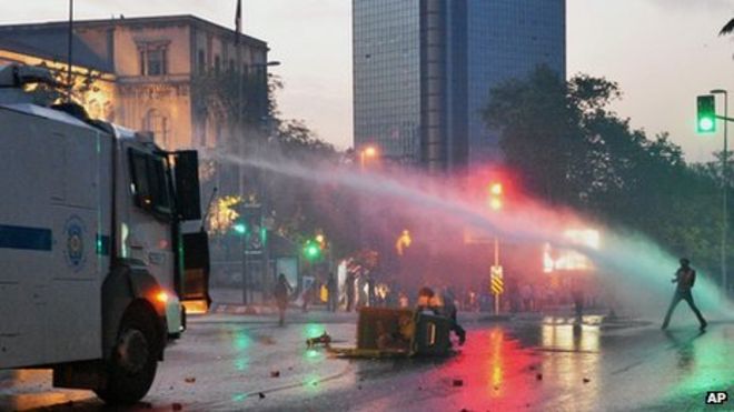 Полиция использует водометы против протестующих на улице Стамбула 31 мая 2013 года
