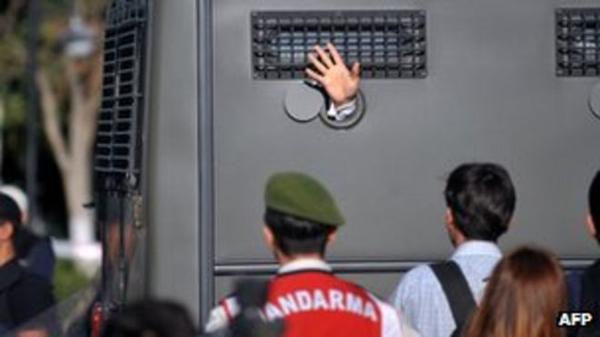 Бронированный автомобиль 5 августа 2013 года доставляет заключенного в суд в Силиври, недалеко от Стамбула, где прокуроры должны были представить свои окончательные аргументы по делу в отношении 275 человек, обвиняемых в заговоре с целью свержения исламистского правительства