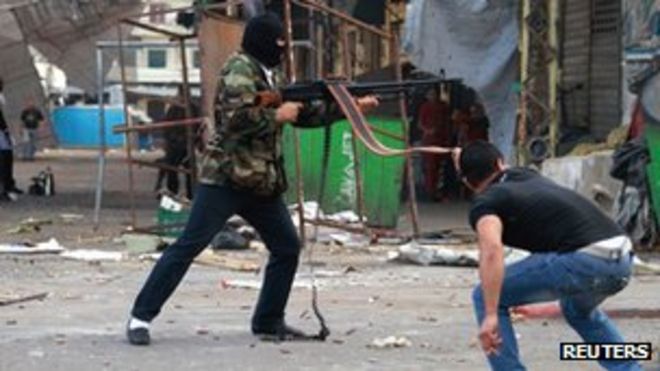 26 мая 2013 года ливанские боевики-сунниты стреляют из оружия в северном ливанском городе Триполи